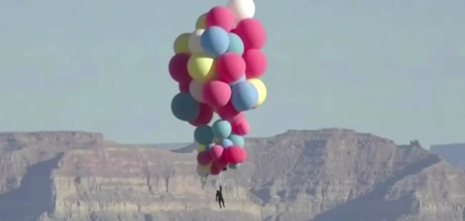 Mann fliegt mit 50 Heliumballons in 7600 Metern Höhe.<br>