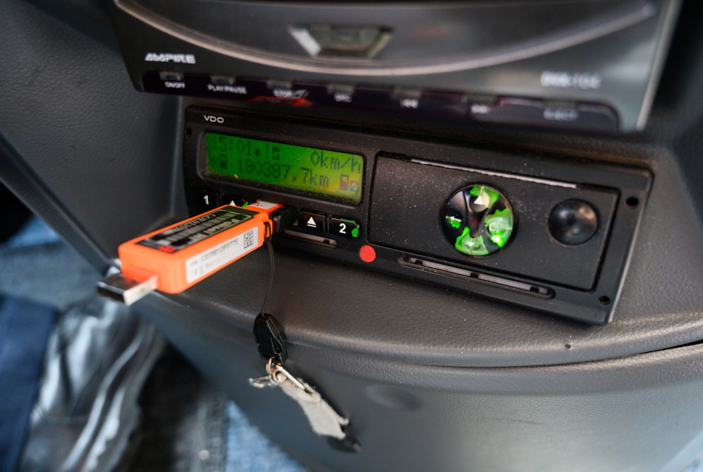 Die Täter stehlen aus den Lkw die Fahrtenschreiber.