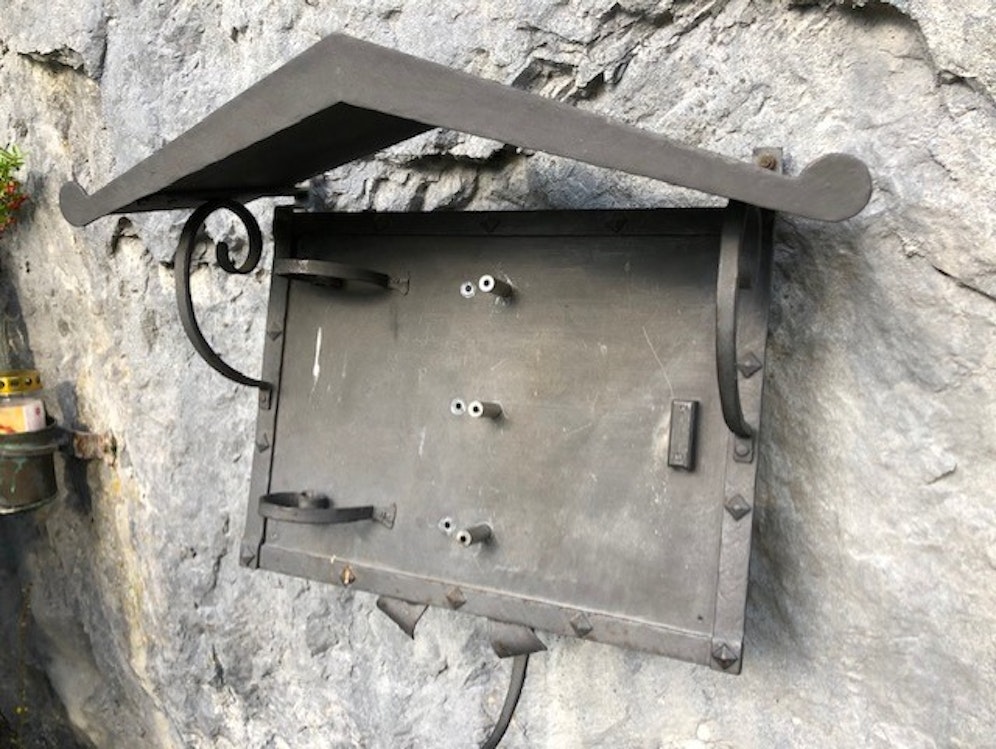 Unbekannte montierten das Gedenkbuch ab, nahmen es mit.