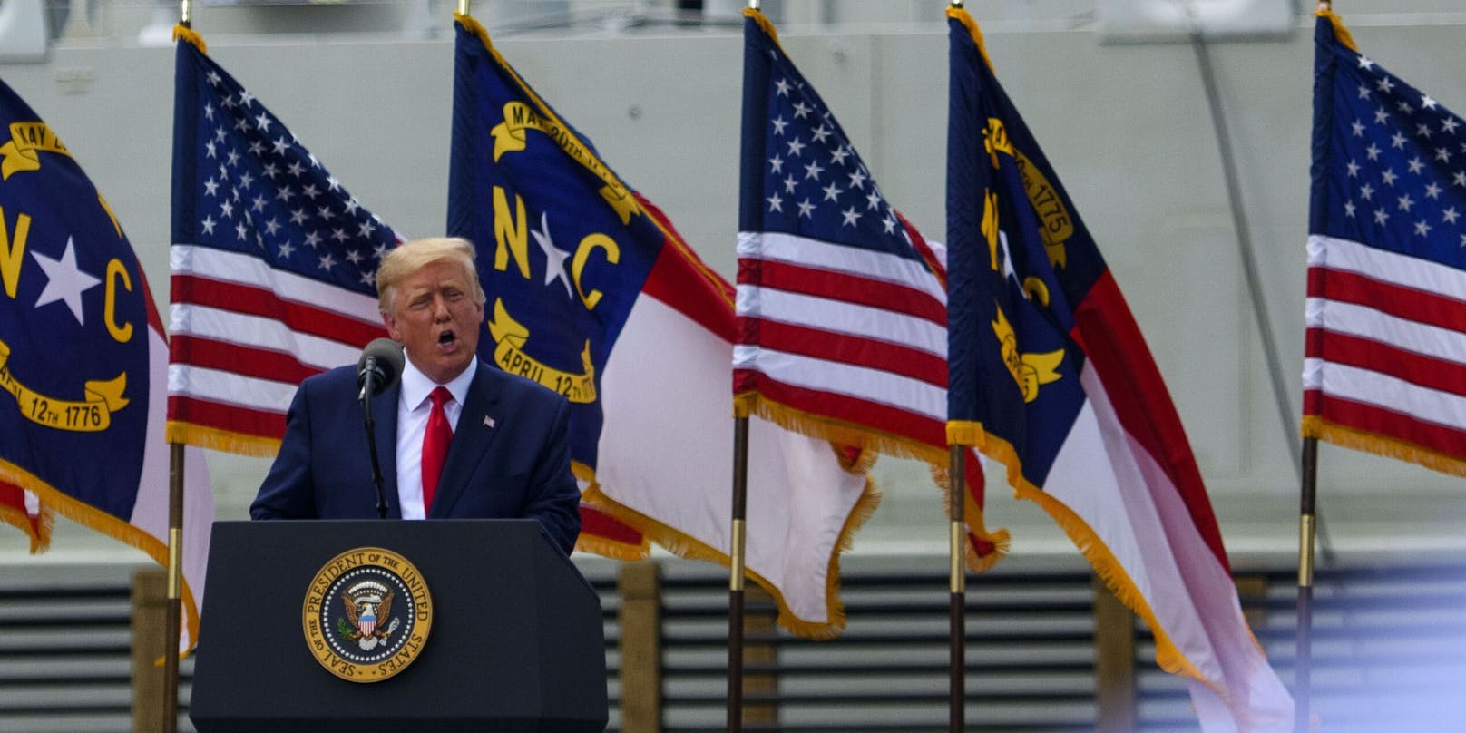 Donald Trump bei der Rede am Kriegsschiff.