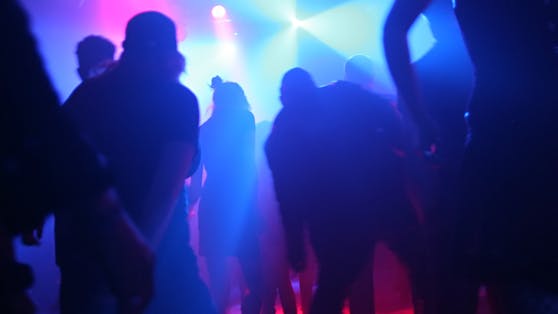 Auch der Lokalinhaber war bei der Party dabei (Symbolbild).
