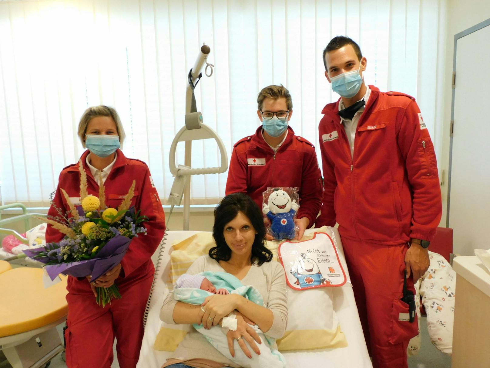 Die kleine Lena mit Mama Nicole und die Sanitäter Karin Lorenz, Kristian Kehrer und Simon Eisner (v.li.)