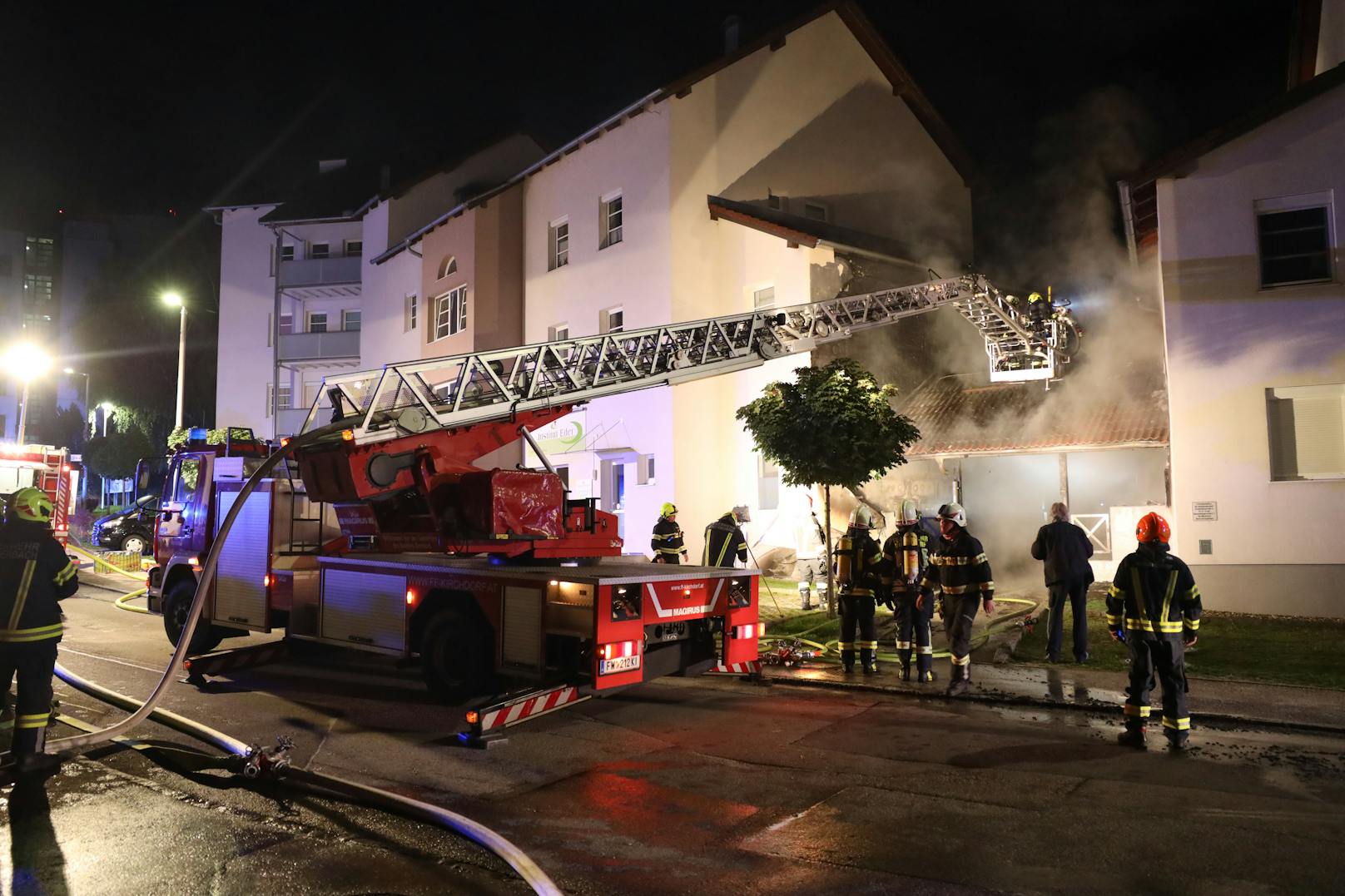 In Kirchdorf an der Krems wurden bei einem Brand zwei Personen verletzt.