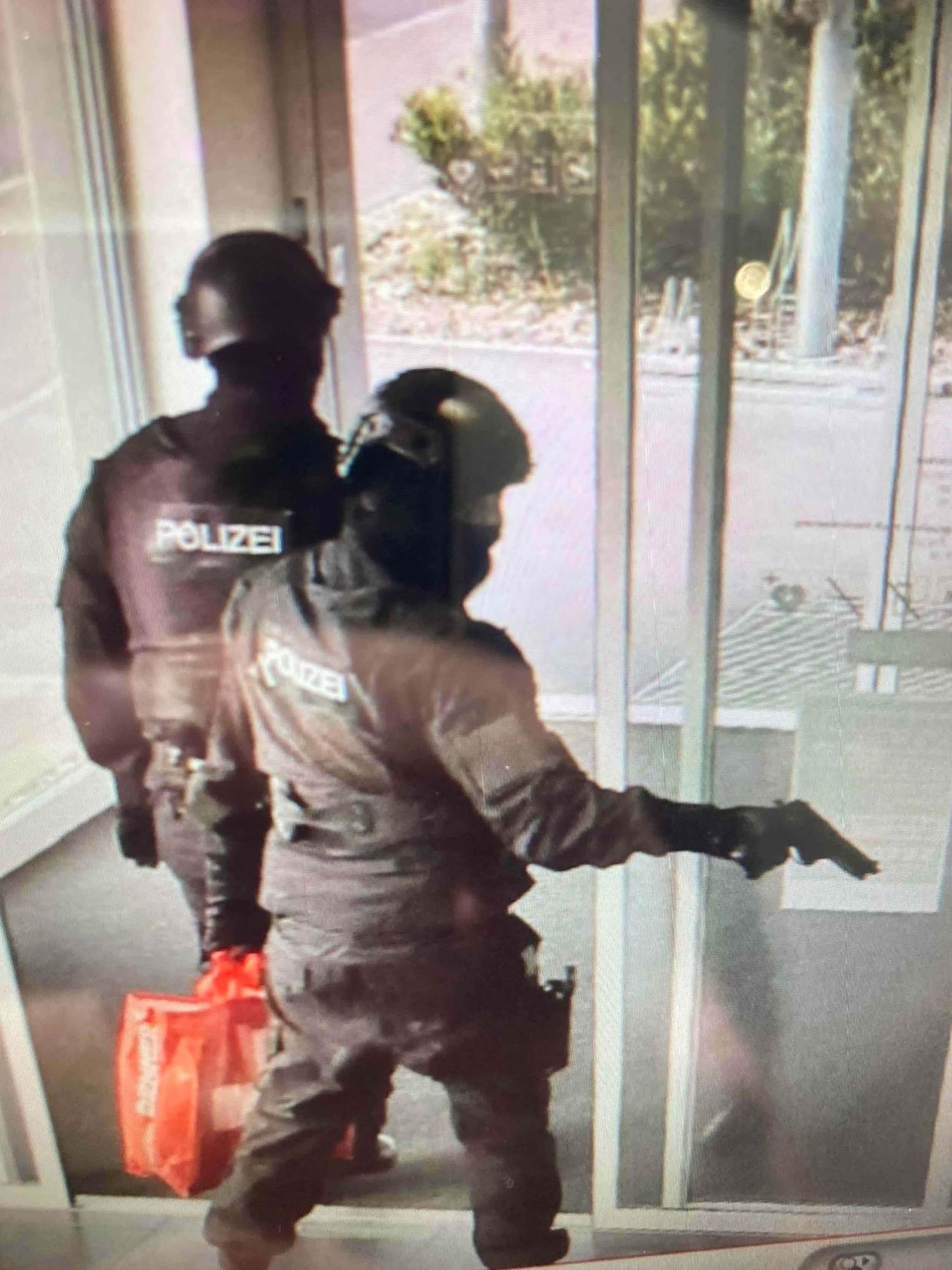 Die beiden Täter verkleideten sich als Polizisten.