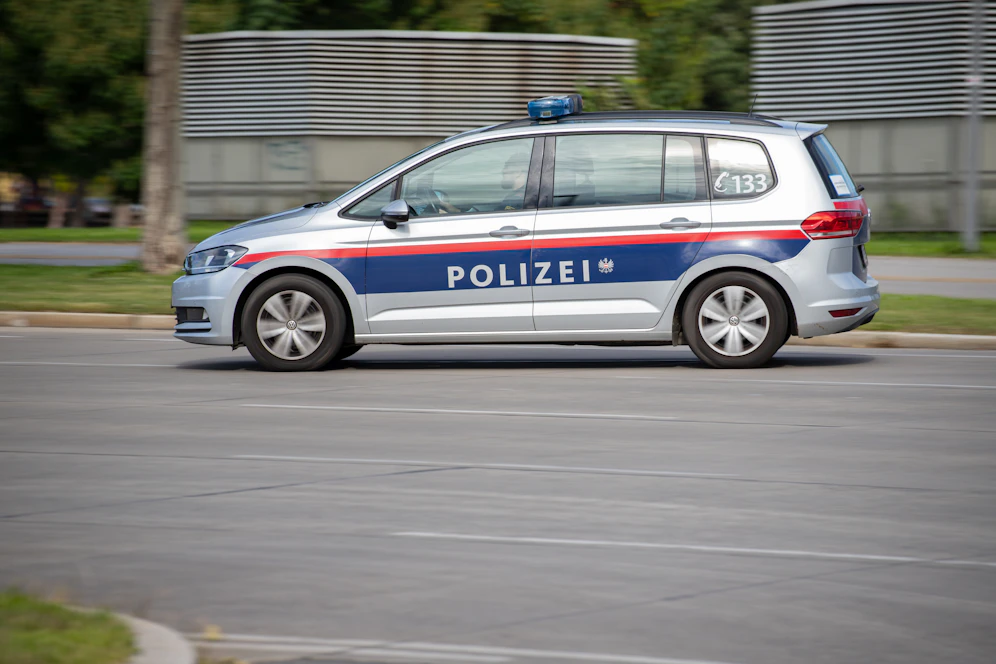 Der Fremde soll den Jungen mehrmals angehalten haben. Die Polizei wurde informiert.