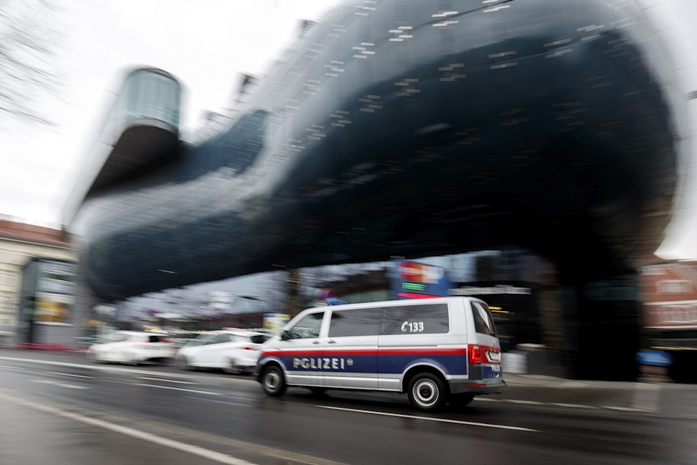 Eine Polizeistreife vor dem Kunsthaus in Graz. Symbolbild