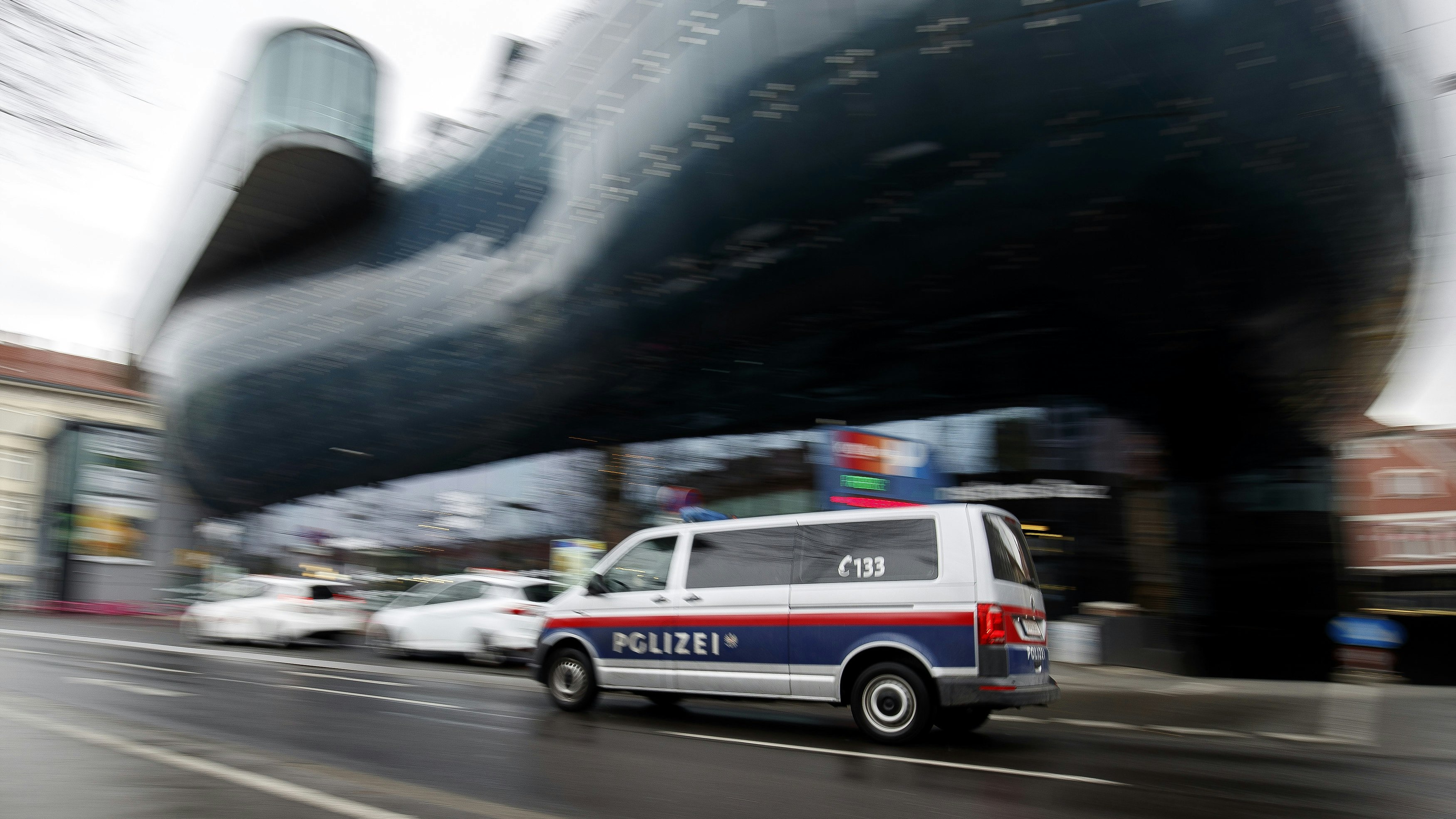 Eine Polizeistreife vor dem Kunsthaus in Graz. Symbolbild