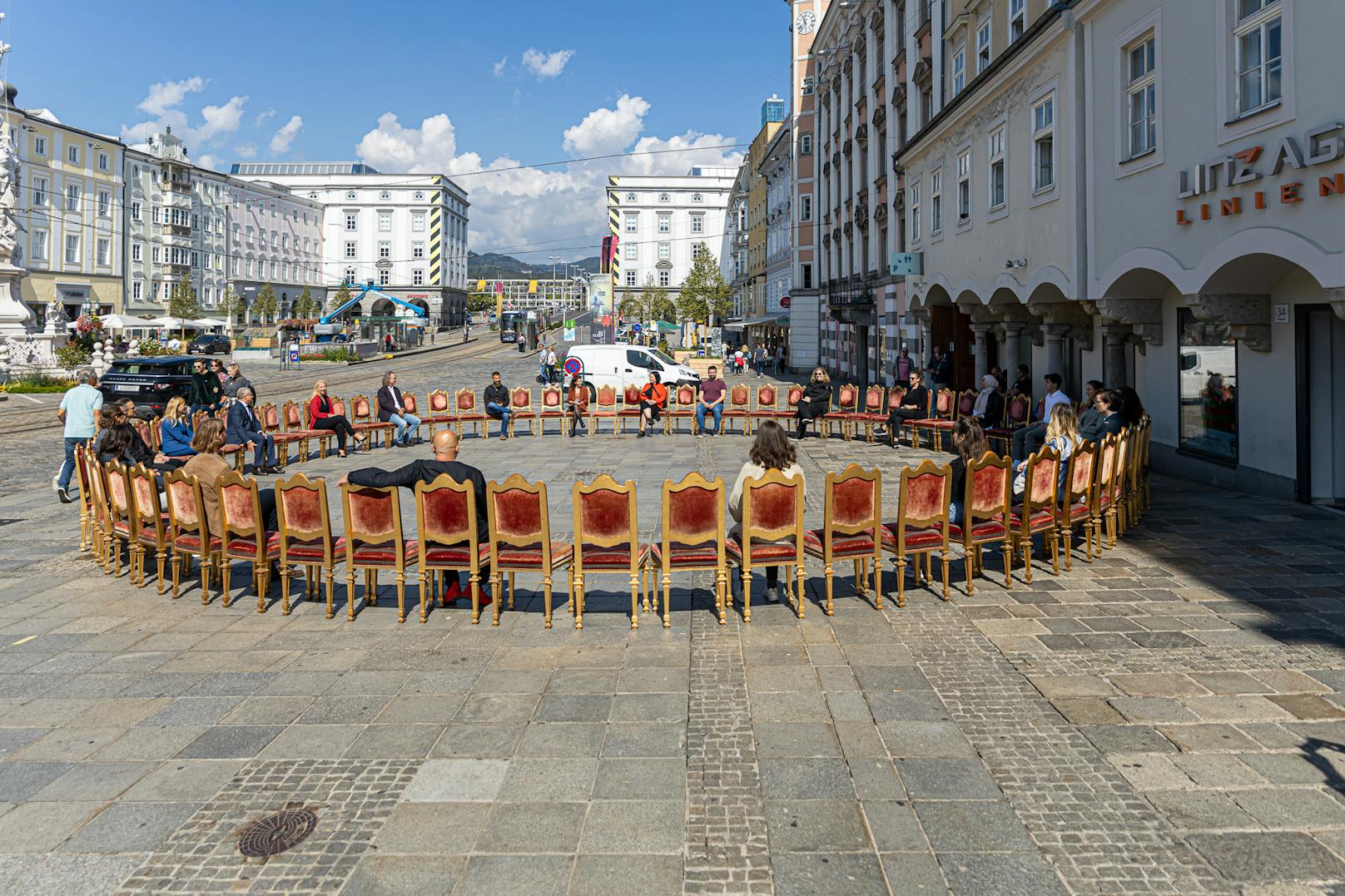 Für ein Video im Rahmen des Ars Electronica Festivals wurden am Hauptplatz 120 Sessel aus dem Stift St. Florian aufgestellt.
