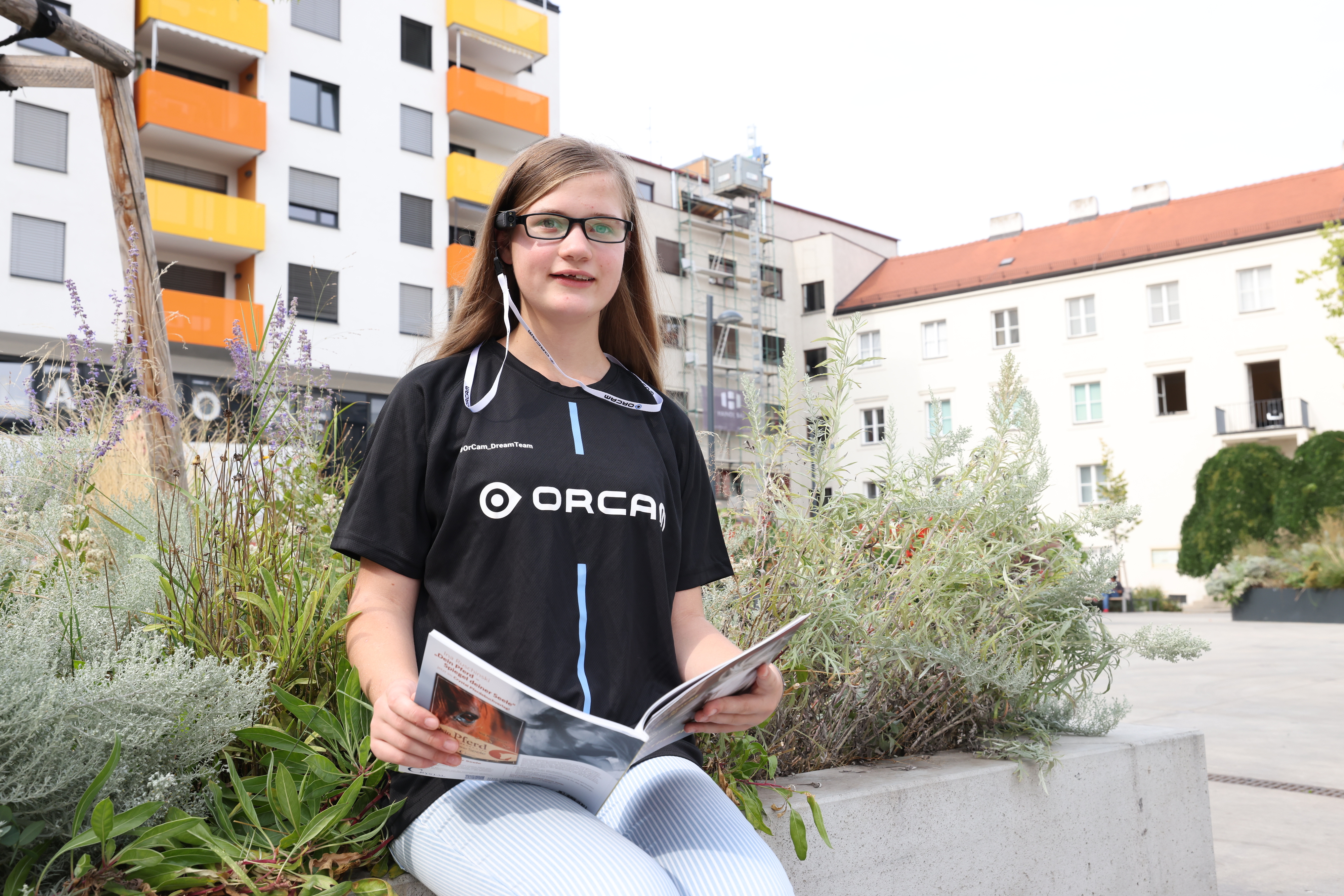 Schülerin Valentina mit ihrer Spezialbrille. 