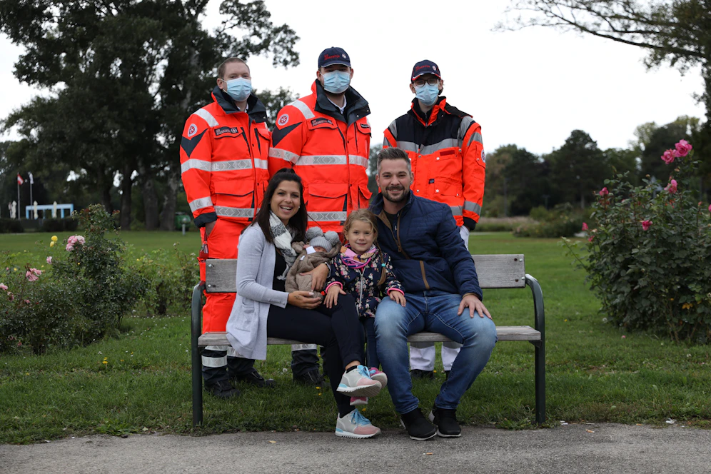 Sanitäter Wilhelm Lange, Niklas Salzer und Emil Karmasin Mit Baby Lena und ihrer Familie.