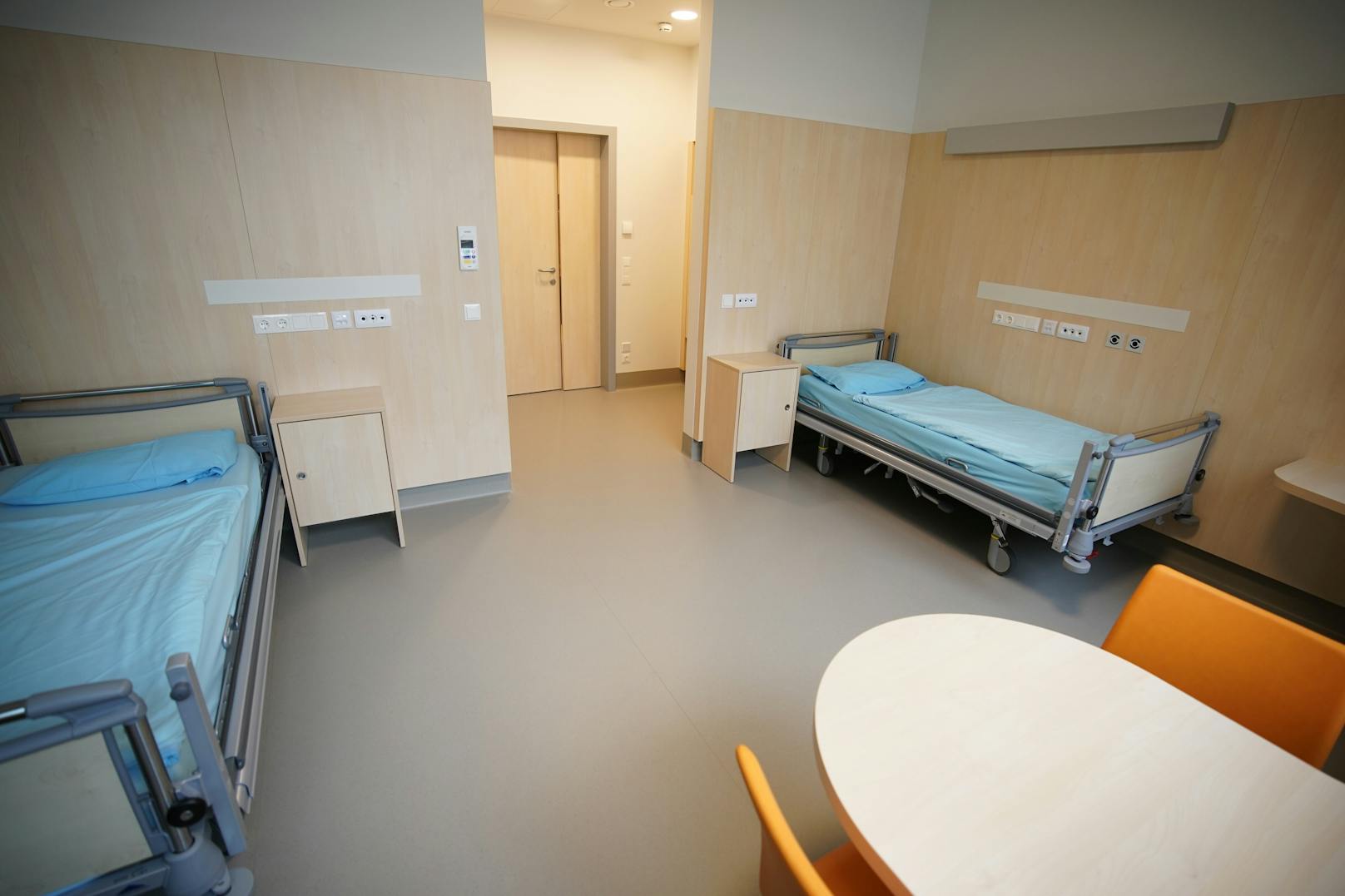 Die Klinik ist mit 30 stationären und zehn tagesklinischen Betten ausgestattet.