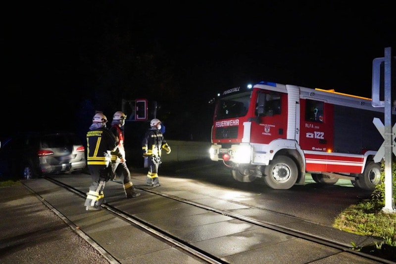 Pkw auf Gleisen: Die Feuerwehr barg das Auto.