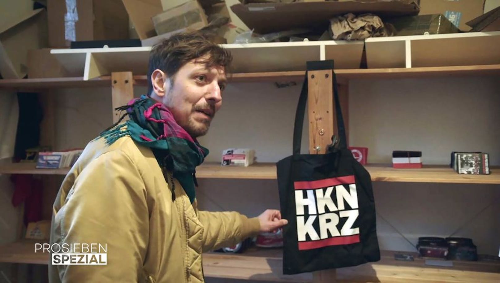 Szene aus "Rechts. Deutsch. Radikal": "HKNKRZ"-Merchandise einer Kleinstpartei in Dortmund.