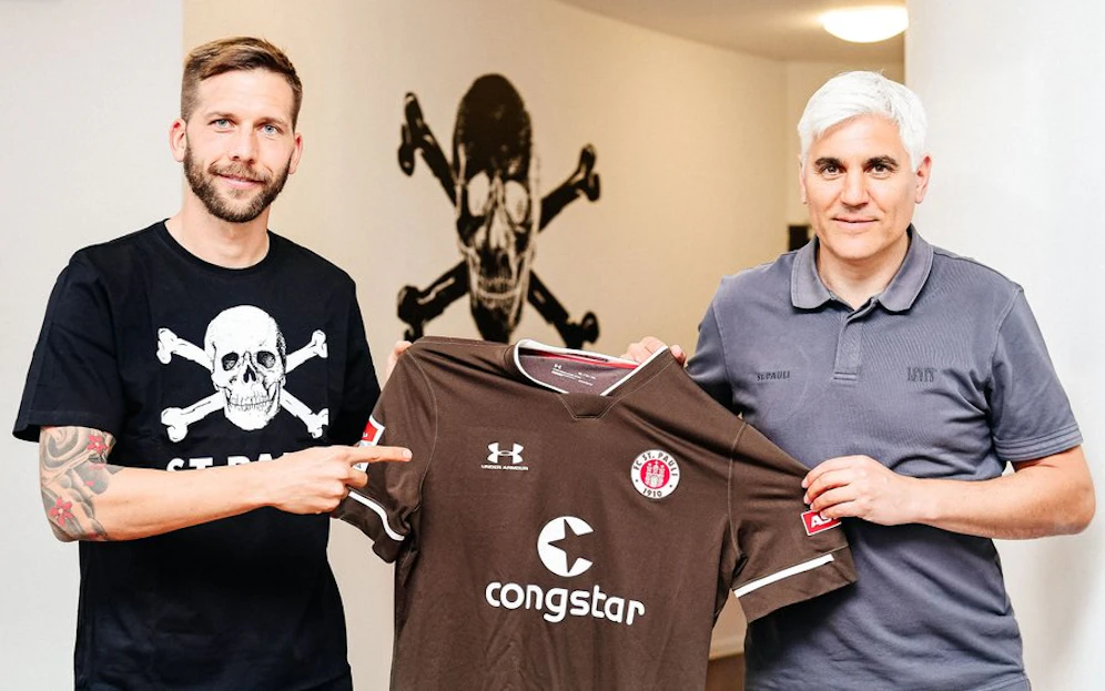 Guido Burgstaller hat bereits den Totenkopf auf der Brust. 
