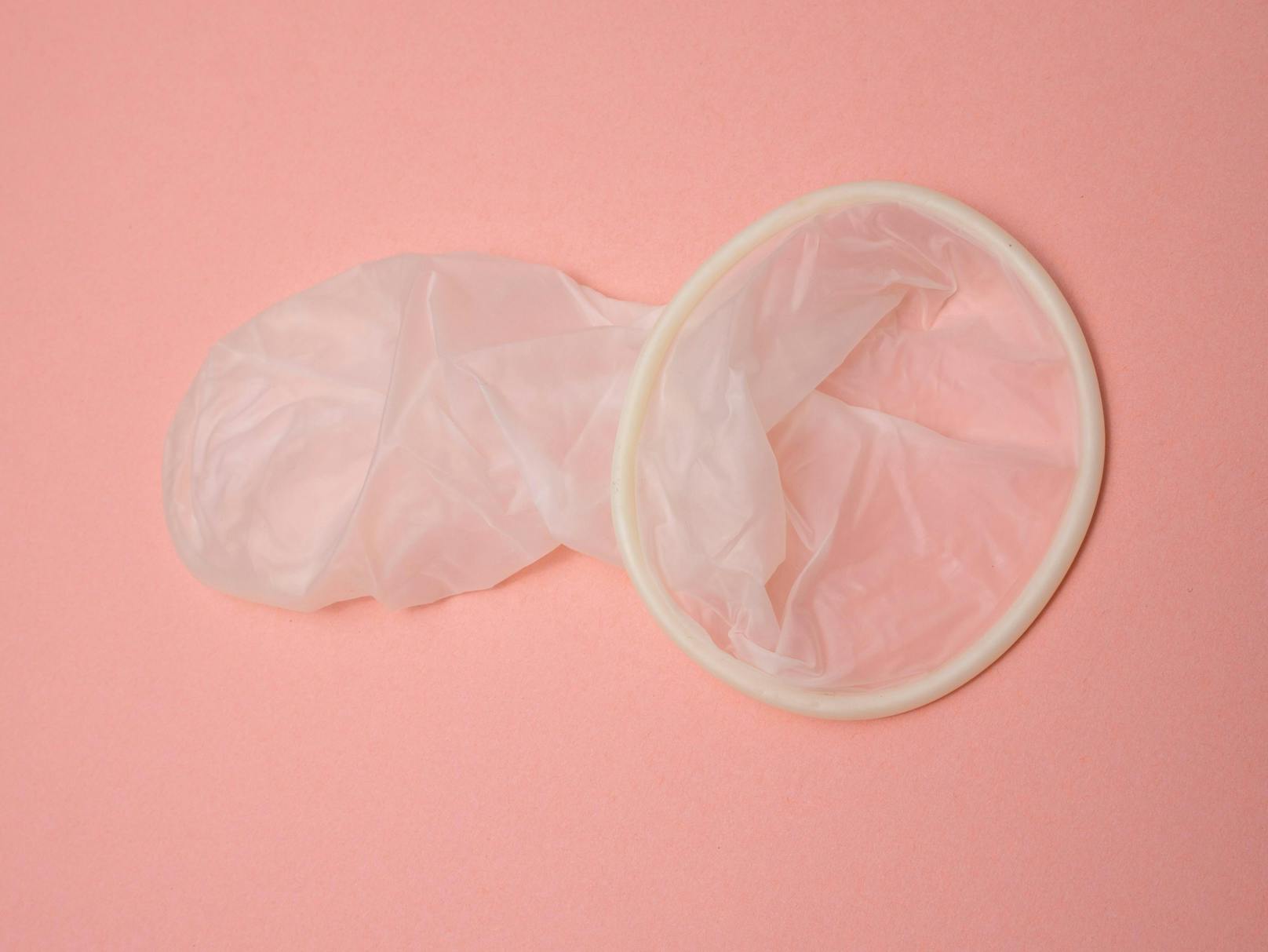 <strong>3. Condom-Challenge!</strong>&nbsp;«Achtung, Erstickungsgefahr!», schrieben Medien 2015 über die Condom-Challenge. Dabei wird ein Kondom mit Wasser gefüllt und auf den Kopf einer Person fallen gelassen. Das Kondom wird durch den hohen Druck wie eine zweite Haut aufs Gesicht gepresst. In der Folge verschliessen sich die Atemwege.