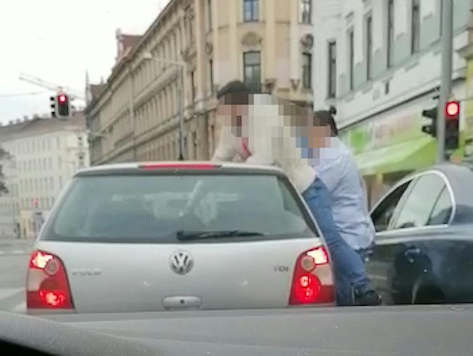 Durch das Schiebedach wurden die Männer im silbernen VW Polo verprügelt.