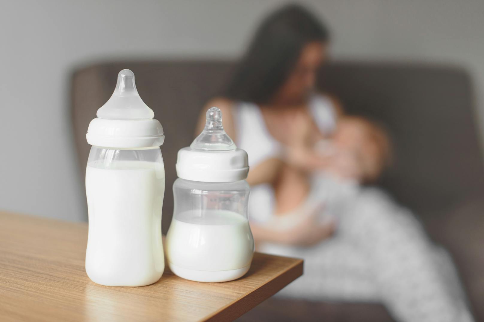 Muttermilch könnte möglicherweise eine Rolle im Kampf gegen das Coronavirus spielen.