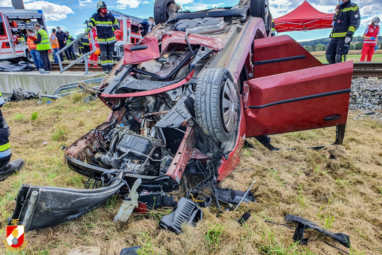 Der Pkw wurde von dem Zug erfasst und in einen naheliegenden Acker geschleudert.