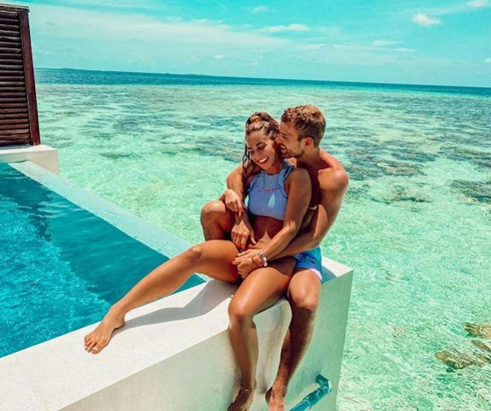 30.09.2020: <strong>Sarah Lombardi</strong> macht derzeit mit ihrem Freund <strong>Julian Büscher</strong> Urlaub auf den Malediven, aber die Auszeit kommt nicht bei allen Fans gut an. In Zeiten von Reisewarnungen, Beschränkungen und Corona-Risiko würden viele ihr Idol lieber zu Hause als unter der Sonne der Südsee sehen.&nbsp;