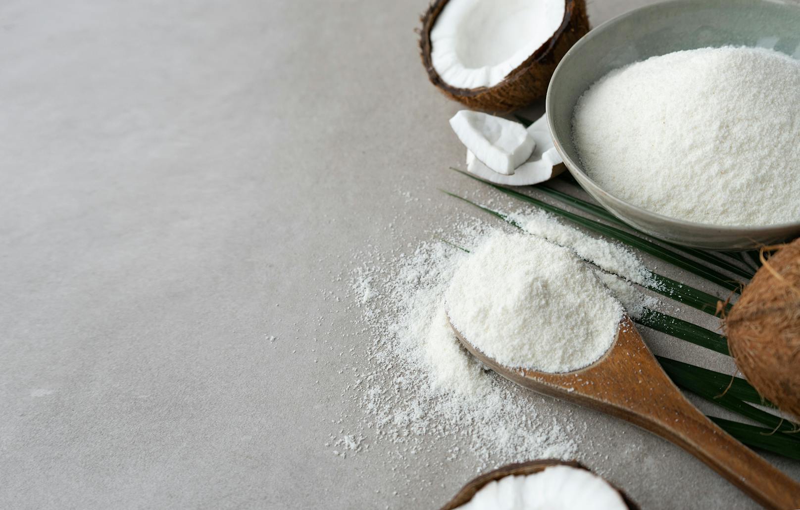 Das süßliche Mehl mit leichter Kokos-Note passt perfekt in Kuchen, Muffins und Brot. Kokosmehl kannst du auch selber herstellen, indem du Kokosflocken- oder Raspeln feiner mahlst.