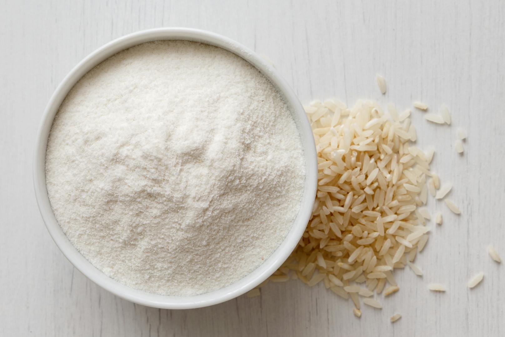 Viele glutenfreie Mehlmischungen basieren darauf, man kann es aber auch alleine verwenden, etwa für leichte Texturen wie in Gebäck. Der einzige Nachteil am sehr milden Reismehl ist, dass es nicht besonders nahrhaft ist.