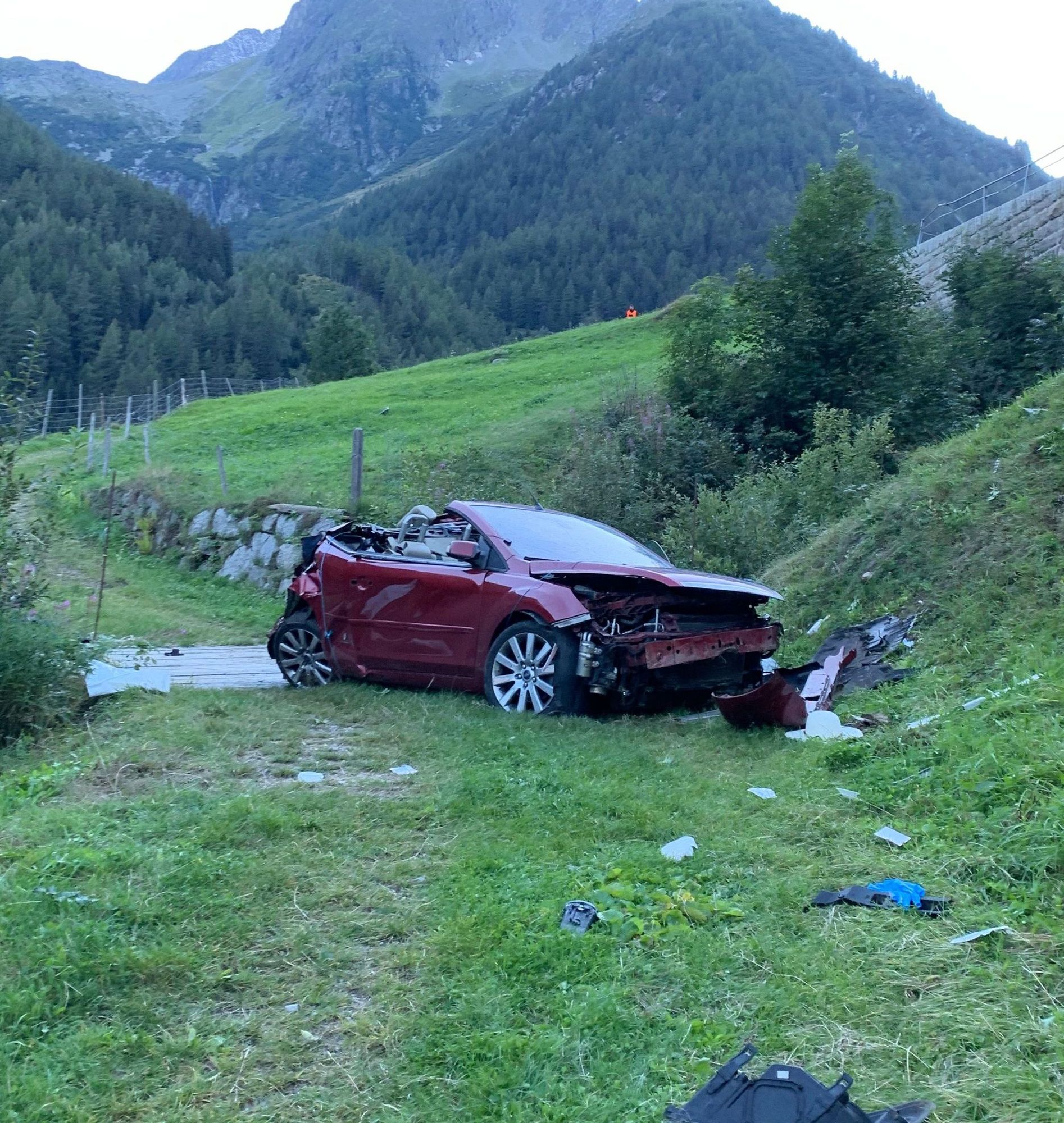 Eine Person kam bei dem Pkw-Absturz ums Leben.