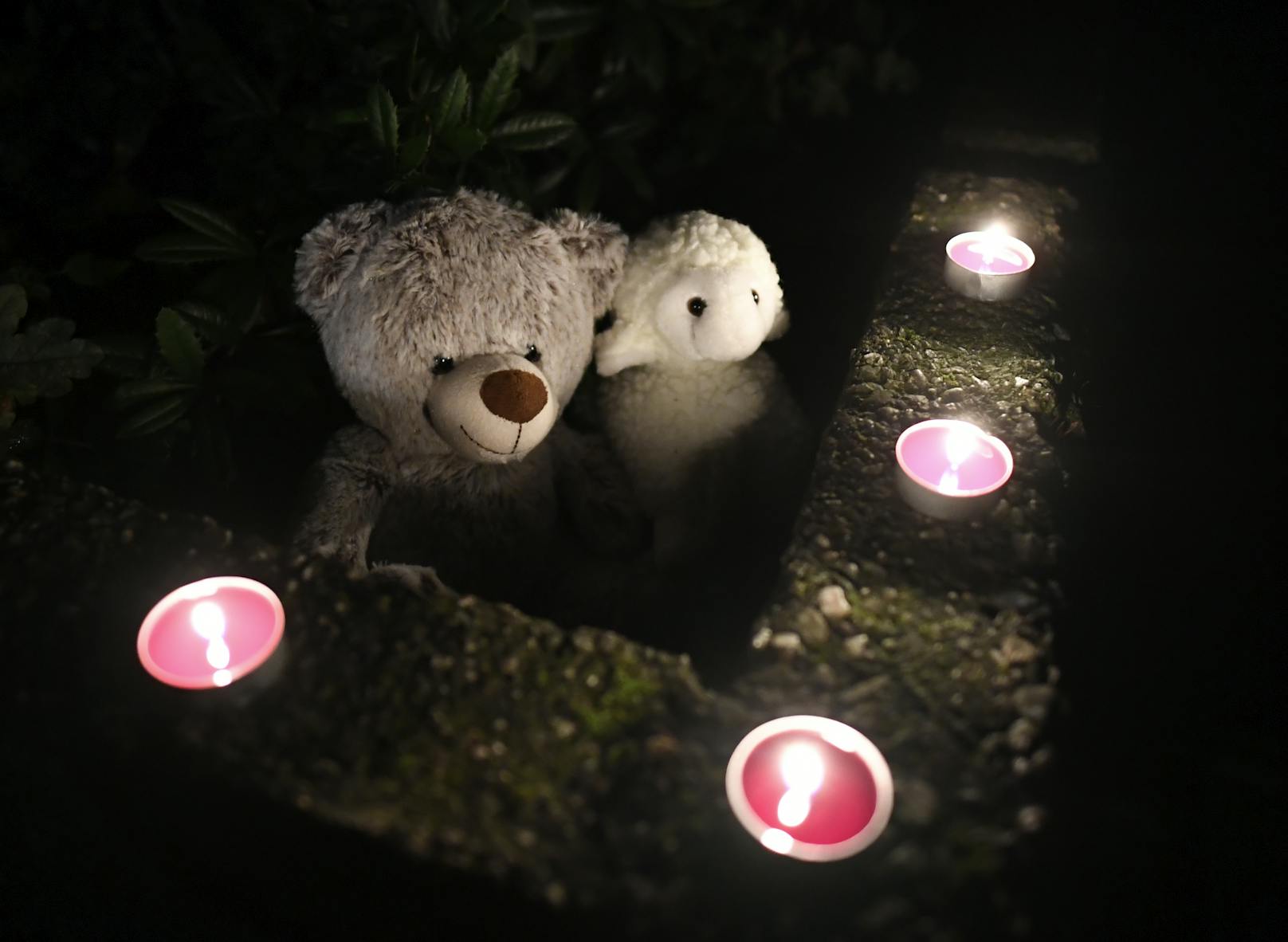 Vor der Wohnung der Familie in Solingen (D) wurden unzählige Kerzen, Lichter und Kuscheltiere abgelegt.