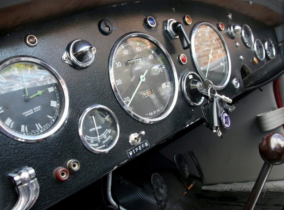 Der Beifahrer fiel aus dem Auto.