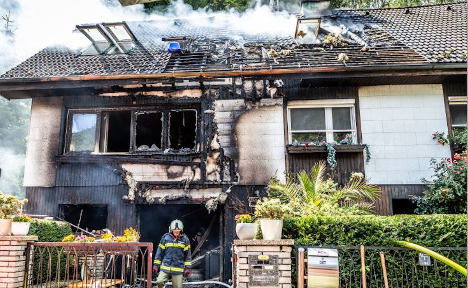 Nach einem lauten Knall stand das Einfamilienhaus in Flammen.