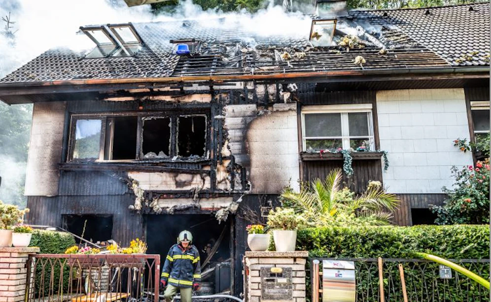 Nach einem lauten Knall stand das Einfamilienhaus in Flammen.