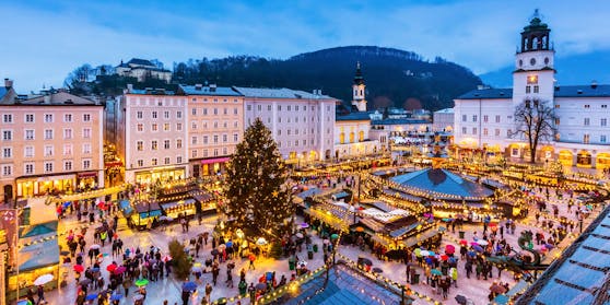 Der Salzburger Christkindlmarkt, hier der Residenzplatz.