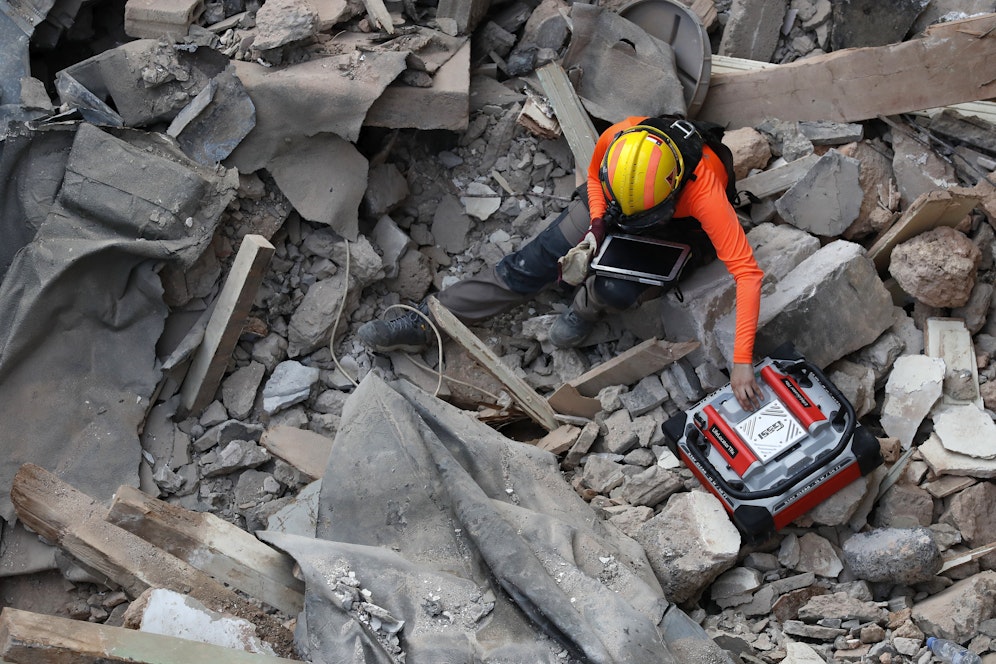 Ein Sensor vernahm einen Pulsschlag unter den Trümmern. Ein Monat nach der Explosion!