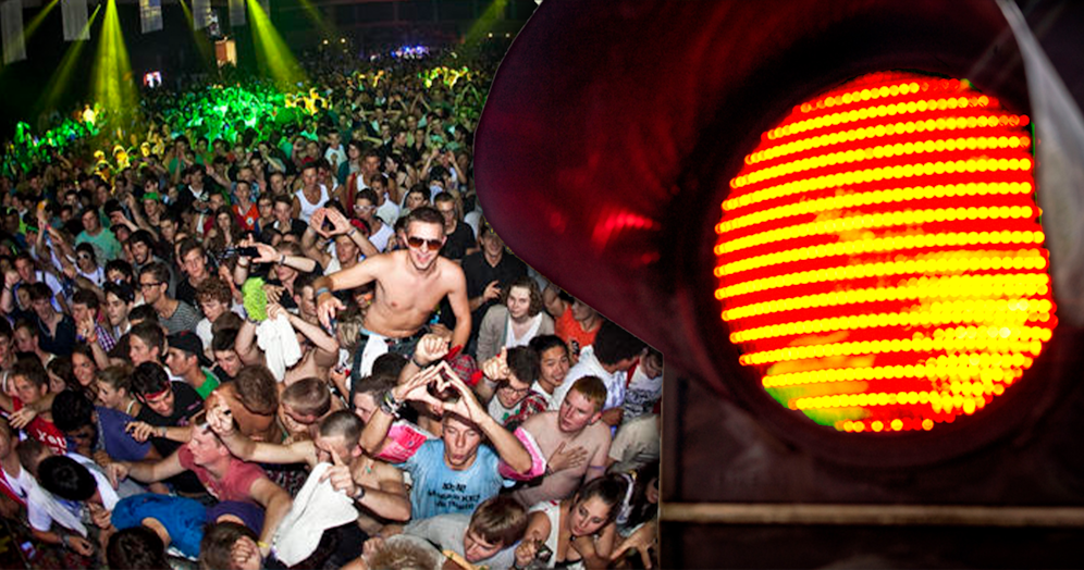 Vor allem junge (nicht-geimpfte) Menschen stecken sich jetzt mit dem Virus an.