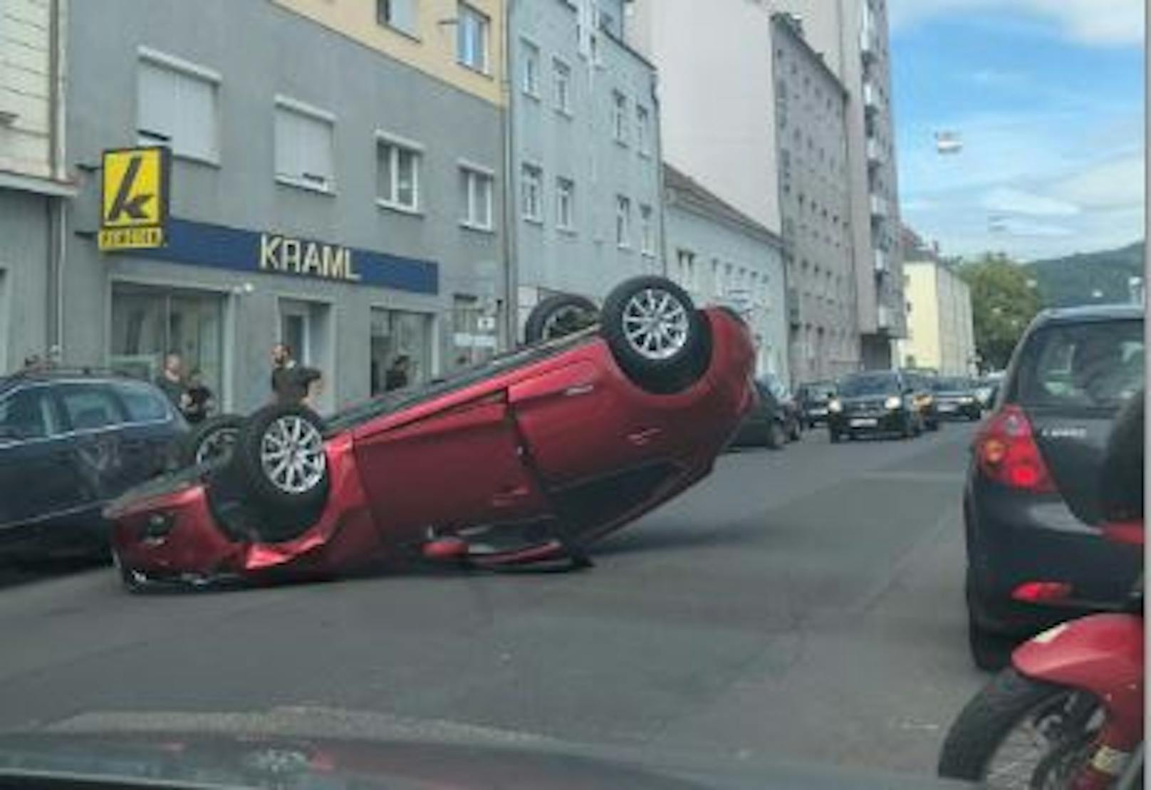 In Linz kam nach einem Crash ein Pkw auf dem Dach zum Liegen.