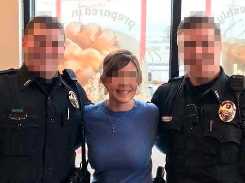 Richterin Dawn Gentry flankiert von Polizisten im Februar 2018.