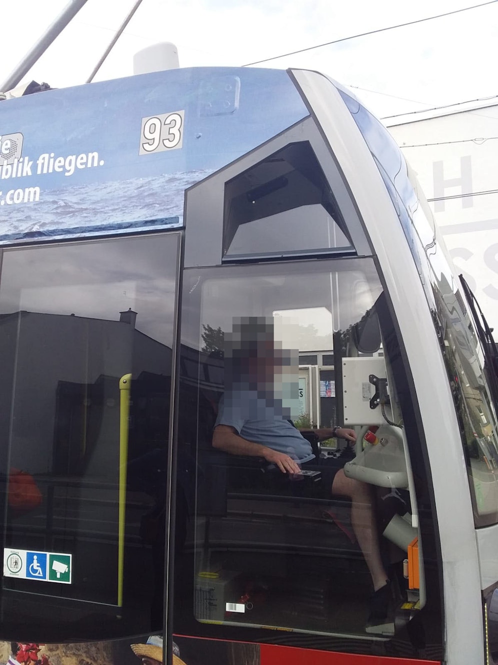 Eine Schwangere wurde von dem Fahrer rausgeschmissen.