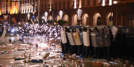 Ausschreitungen bei Demo gegen Bulgariens Regierung. Die Initiatoren der Proteste wehren sich: Sie machen Provokateure für die Eskalation verantwortlich.