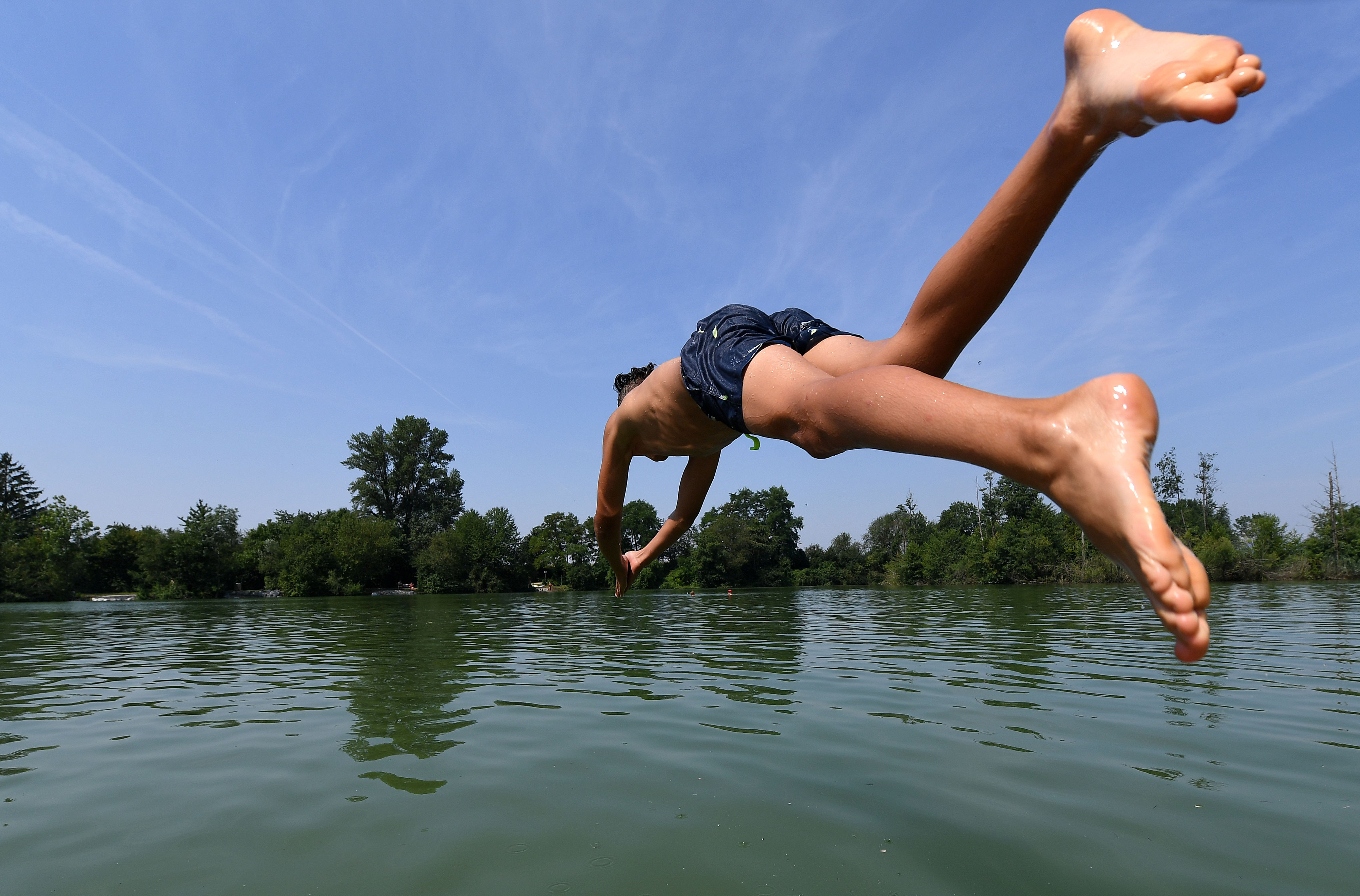 Ein Jugendlicher springt in einen Badesee in der Nähe von Obergrafendorf am 10. August 2020.