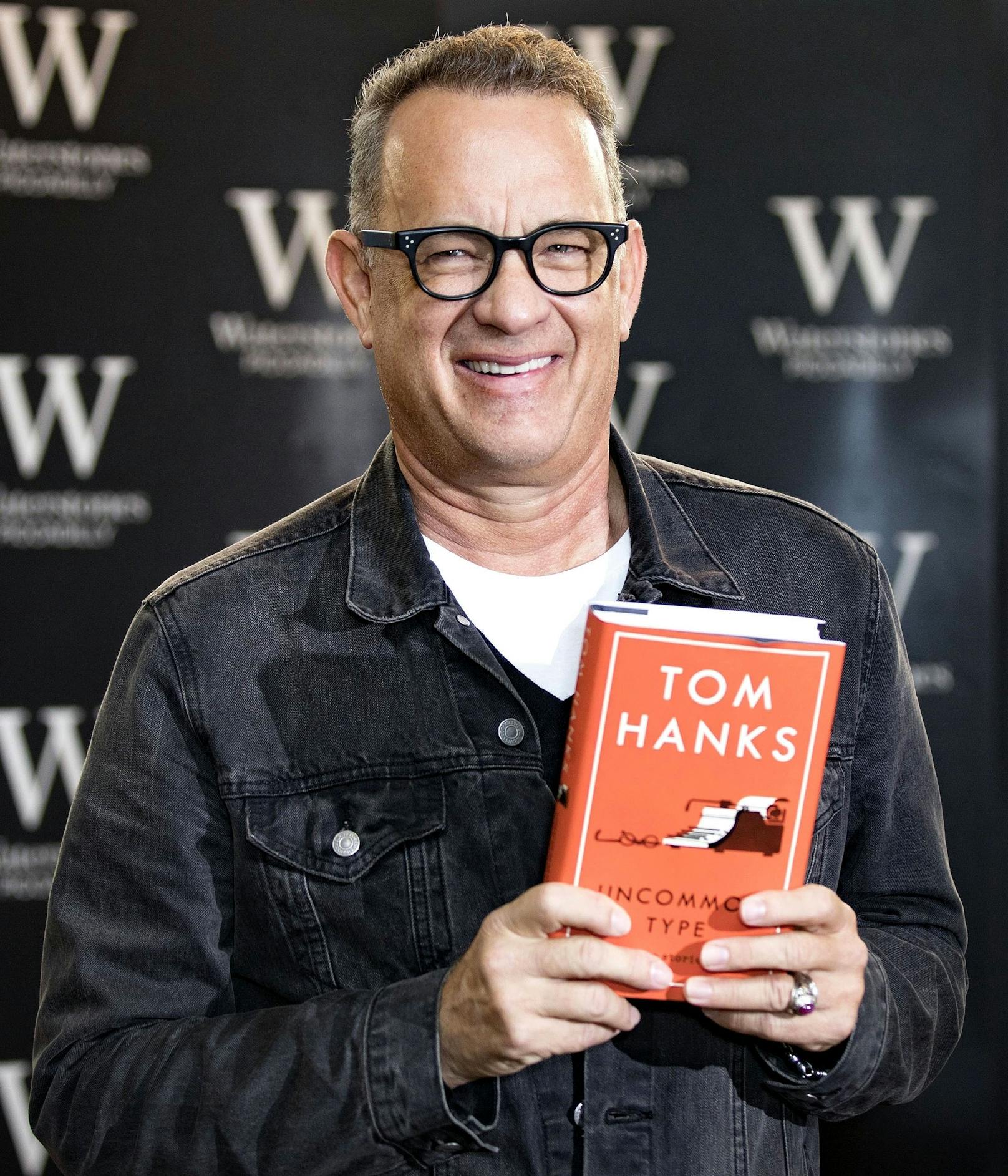 Publikumsliebling <strong>Tom Hanks</strong> schreibt am liebsten Kurzgeschichten, wenn er nicht gerade vor der Kamera steht. Ein Sammelband trägt den Titel "Uncommon Type".