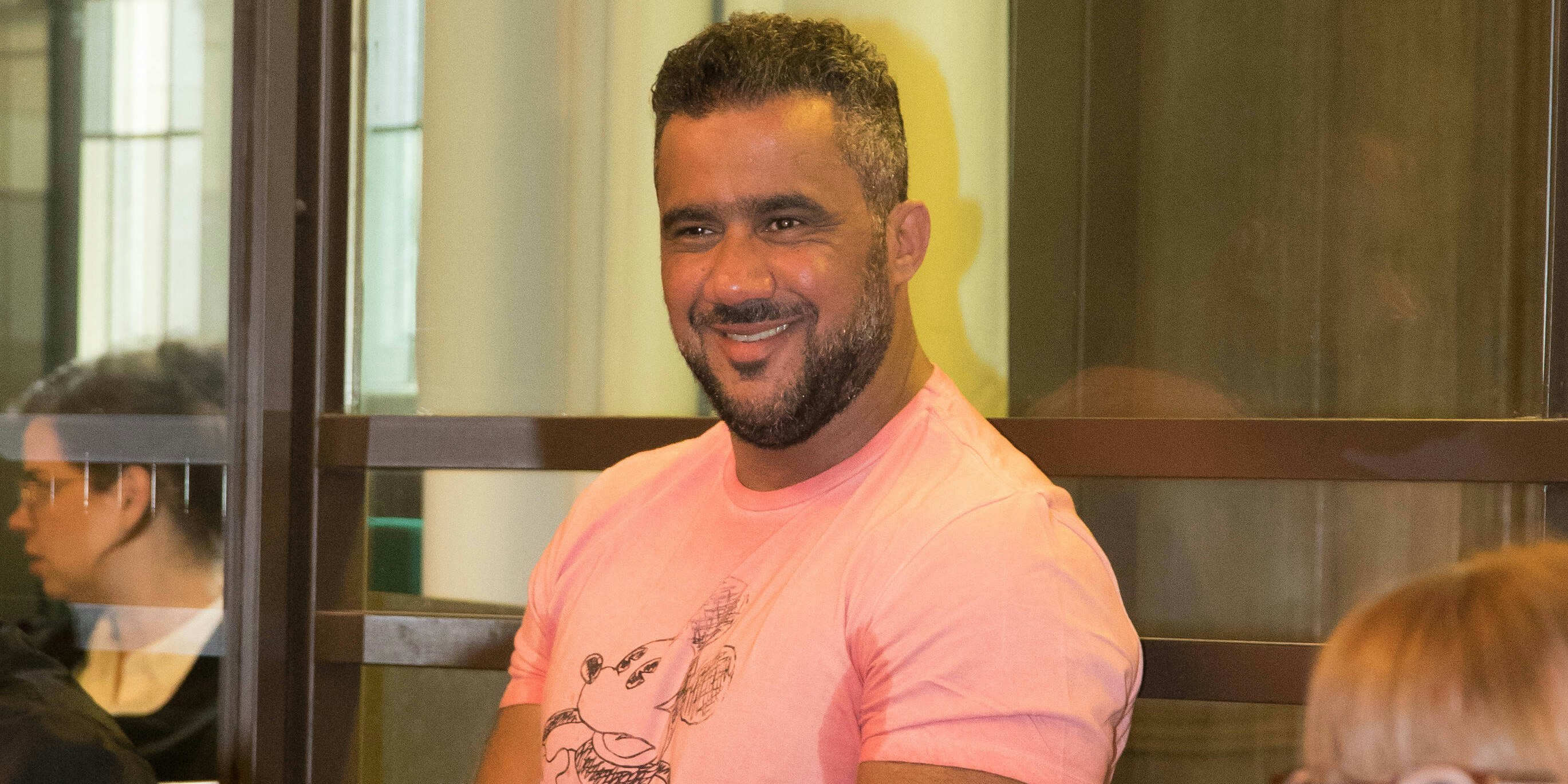 Arafat Abou-Chaker hat gute Laune im Gericht.