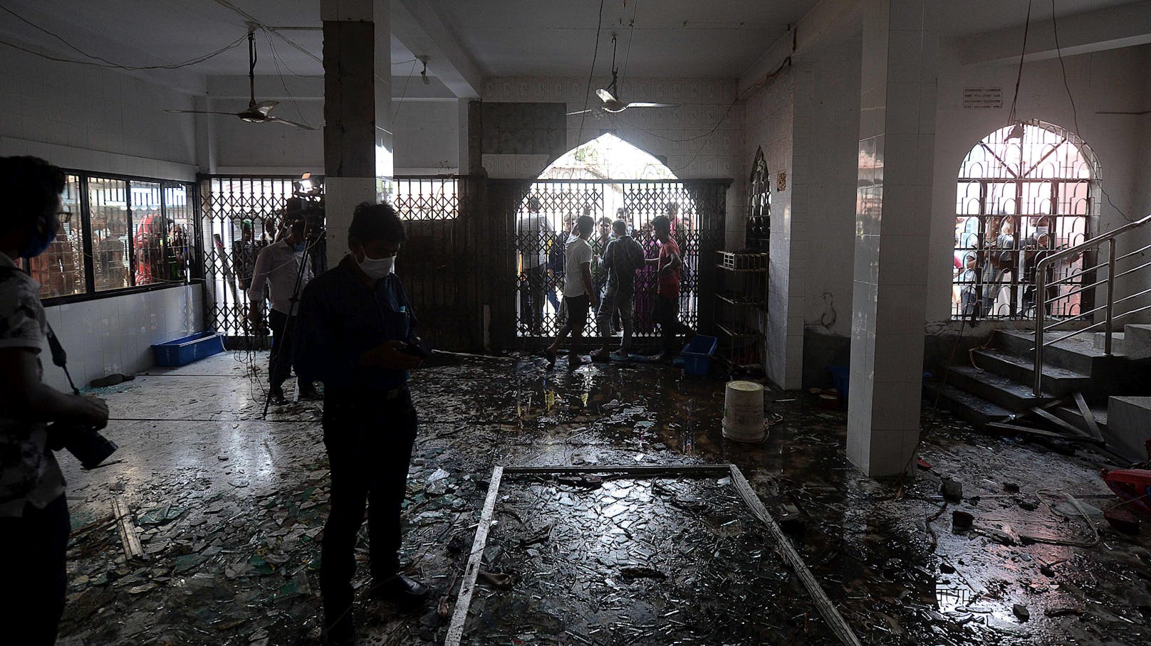 Zerbrochenes Glas in einer Moschee nach einem Brand.