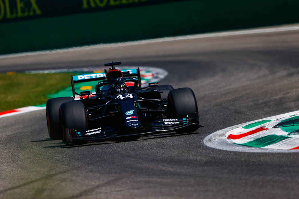 Lewis Hamilton rast zur Pole Position. 