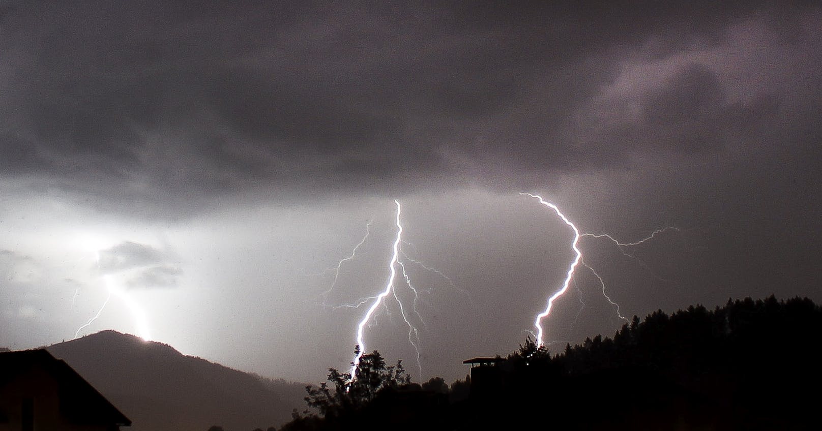 Gewitter und Blitze über der Region Wörgl und Wildschönau im Tiroler Unterland. (Archivbild, 2013)