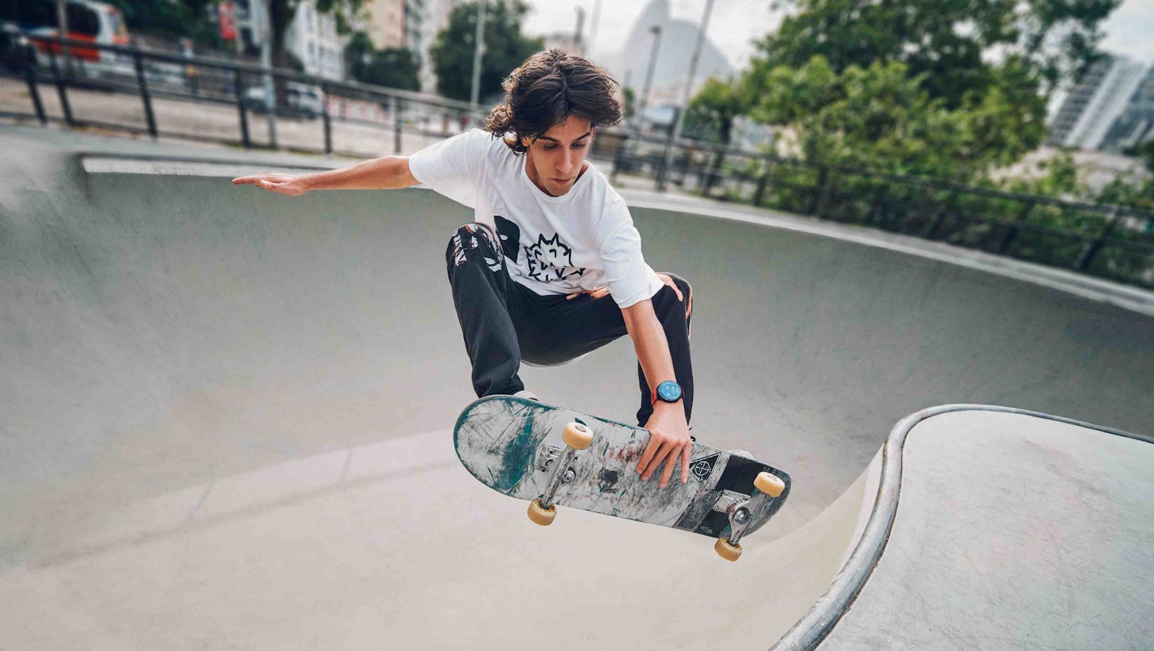 Ein Skateboarder mit der Huawei Watch GT 2e