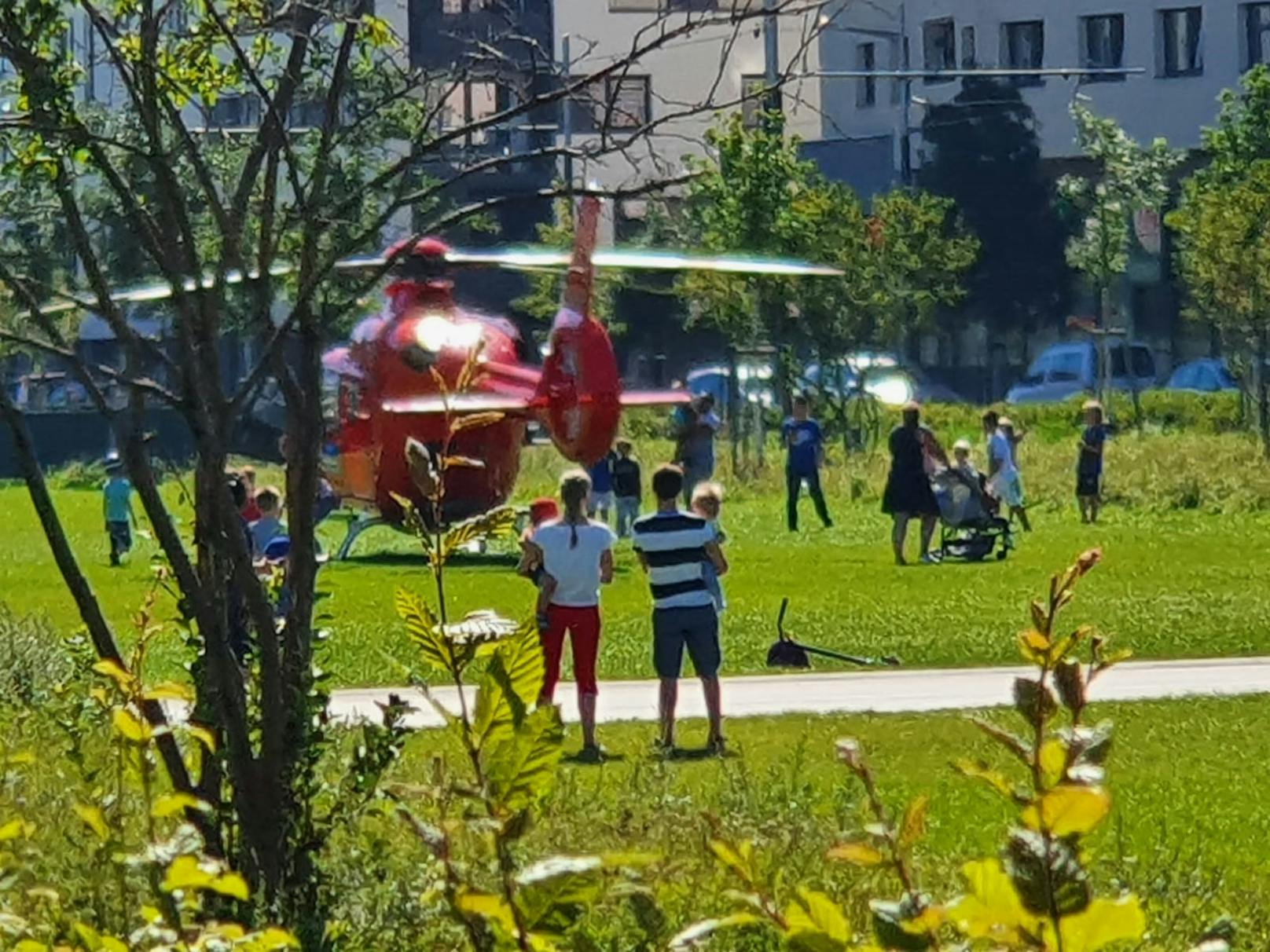 Wiener machten Fotos beim Rettungs-Hubschrauber.