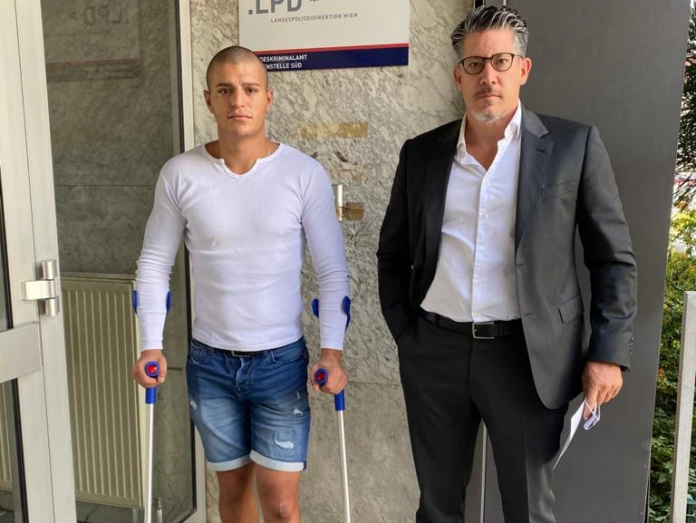 Vladimir S. (li.) ist eines der Opfer und als Zeuge geladen. Rechtlichen Beistand holte er sich von Florian Höllwarth (re.)
