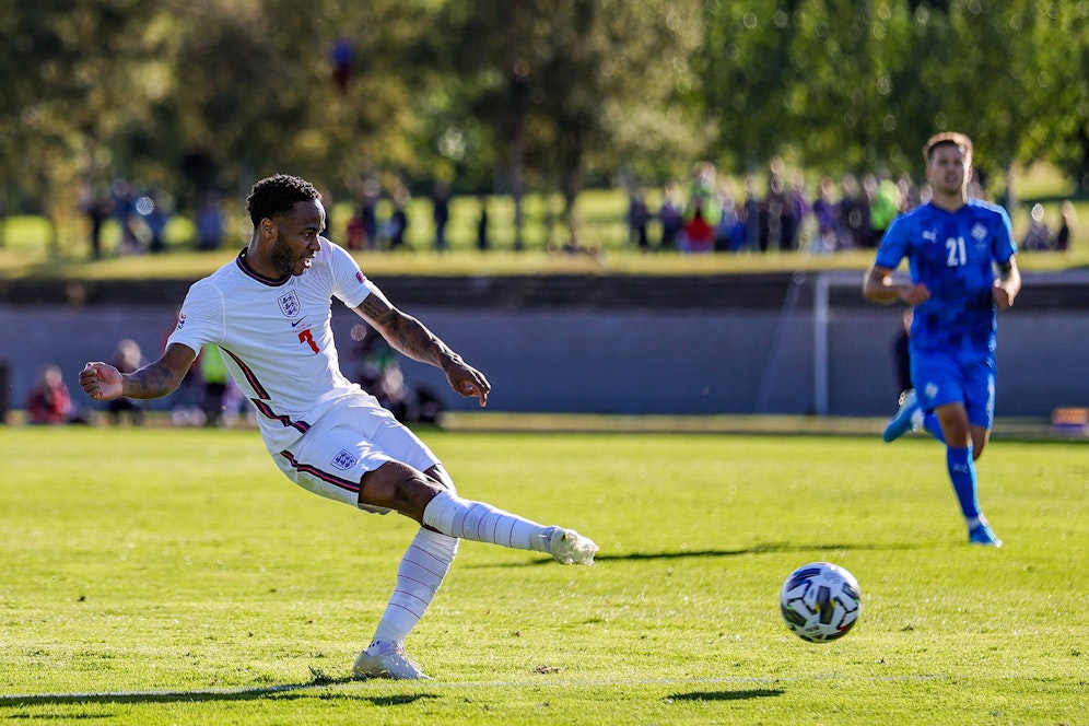 Raheem Sterling schießt England zum knappen 1:0-Erfolg. 