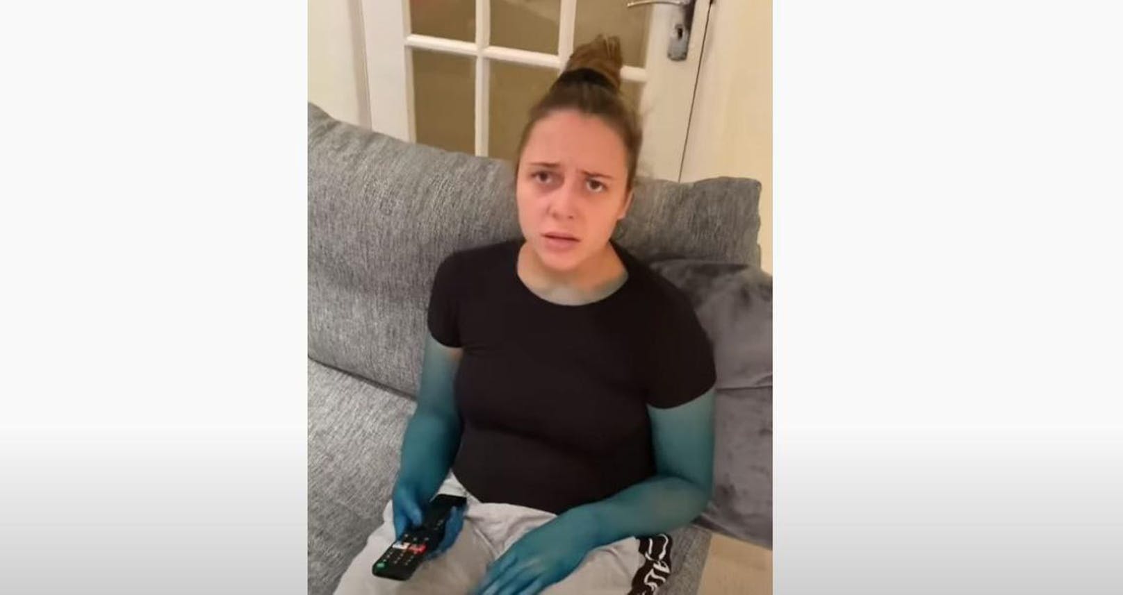 Im Video wirkt die Freundin genervt über die blaue Farbe. 