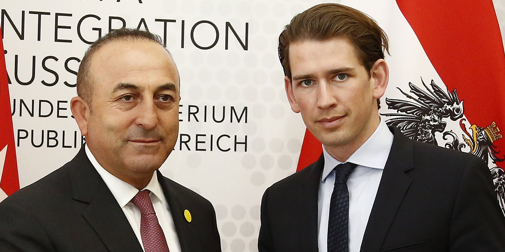Sebastian Kurz (rechts/ÖVP) und der türkische Außenminister Mevlüt Cavusoglu 2016 bei einem offiziellen Treffen in Wien.