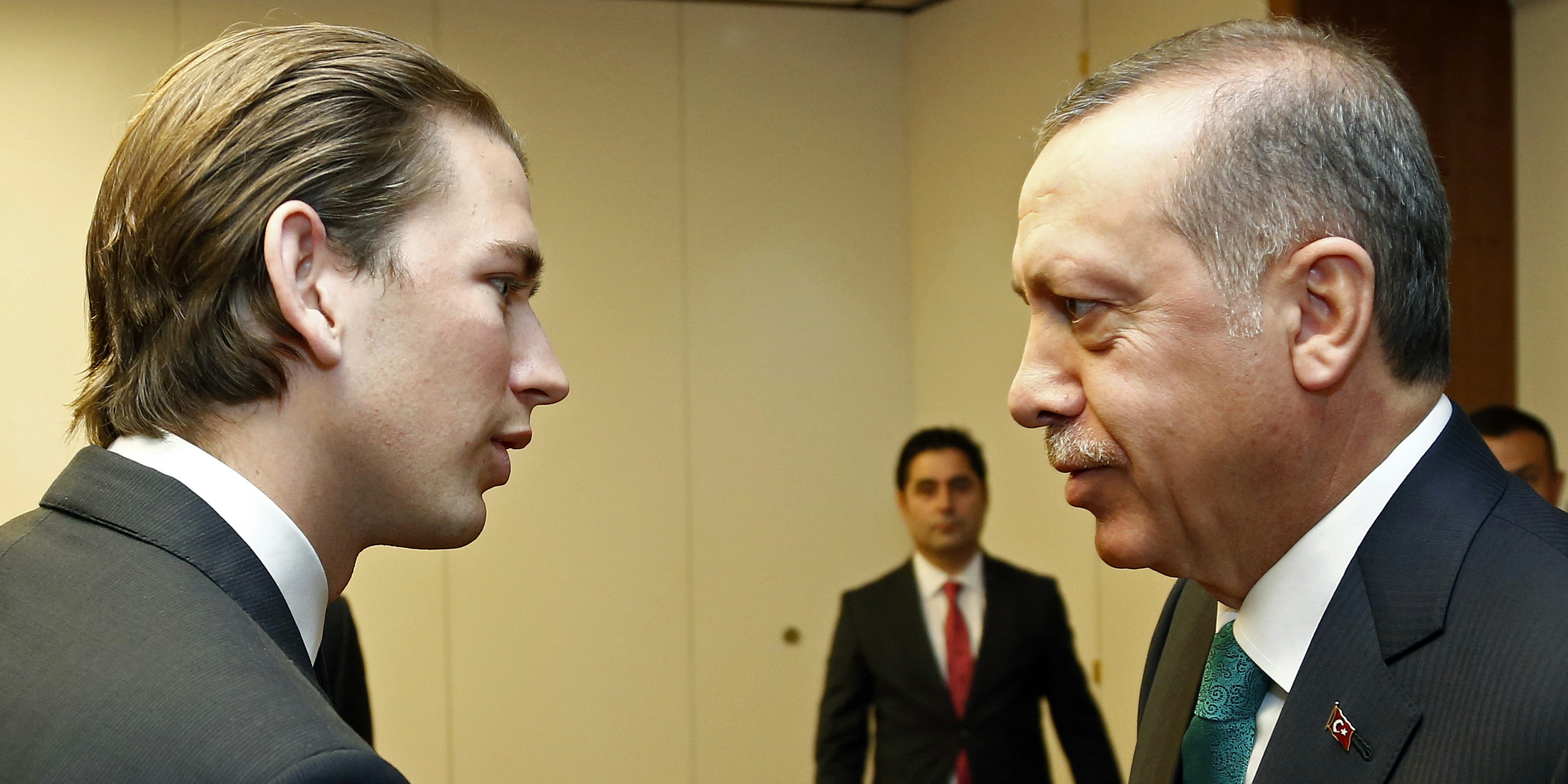 Kurz (links, mit dem türkischen Staatspräsidenten Erdogan) wirft der Türkei einmal mehr "Erpressung" in der Flüchtlingspolitik vor.